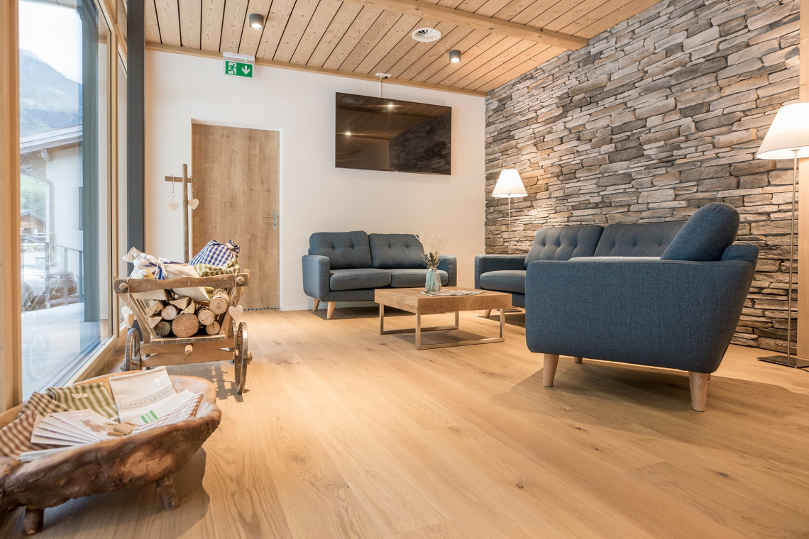2019-gadmer-lodge-lounge3